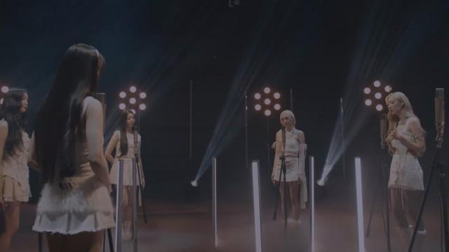 ‘Stuck In The Middle’ LIVE STAGE