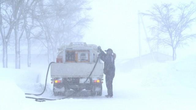 札幌 雪道を走る灯油配達車