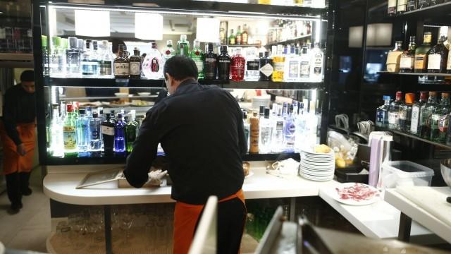 Lo mejor de 'Hoy en EL PÁIS' | Listeros: quién se esconde detrás del mercado negro de la hostelería
