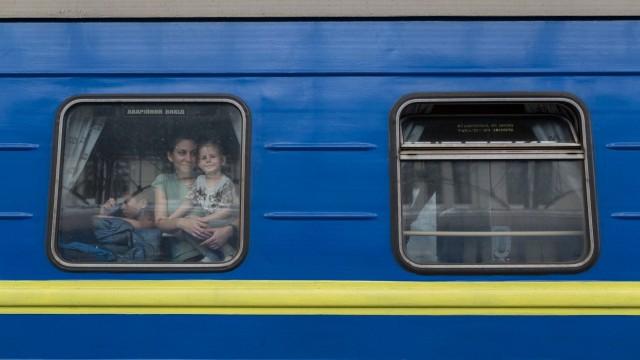 Lo mejor de 'Hoy en EL PÁIS' | Los dos españoles que han ayudado a otros españoles a huir de la guerra de Ucrania