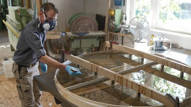 Wie man mit Holz und Epoxidharz arbeitet