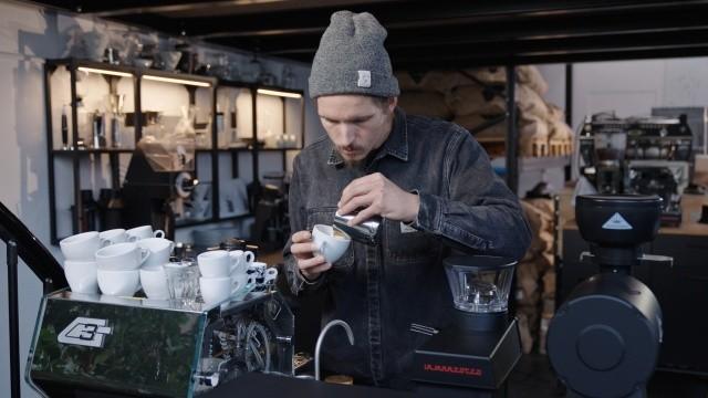Wie ein Barista Espresso und Latte Art macht