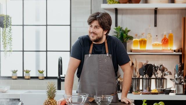 Échine de porc grillée à l'ananas et à la salsa verde / Gâteau au cacao et à la lime