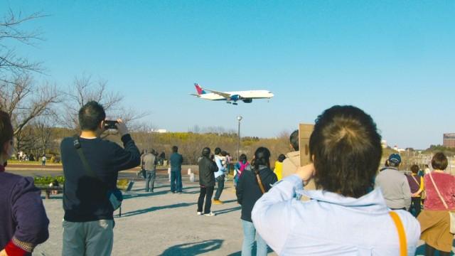 選 大空に飛行機を見上げて