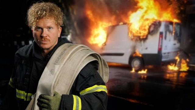 Geparktes Fahrzeug steht in Flammen