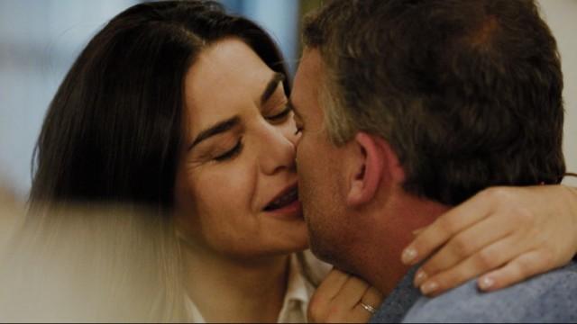 El apasionado beso de Octavia y Alonso