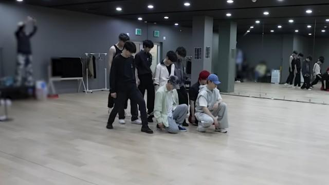 'SWEAT' Dance Practice Behind
