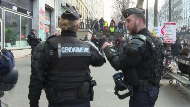 Violences, émeutes : gendarmes mobiles contre casseurs
