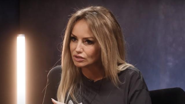 ADRIANA KAREMBEU : SON AGRESS*ON PAR UN REAL FRANÇAIS, SA MATERNITÉ TARDIVE, SON PÈRE VI0LENT..