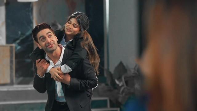 Armaan Faces Abhira's Question