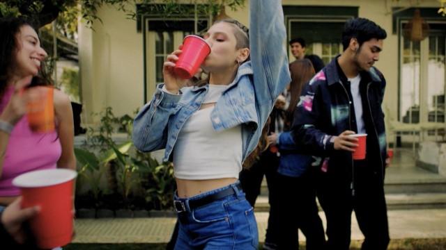 El descontrol de Carol en desenfrenada fiesta