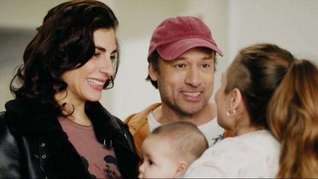 Bea y Marco le revelan a su familia que serán padres