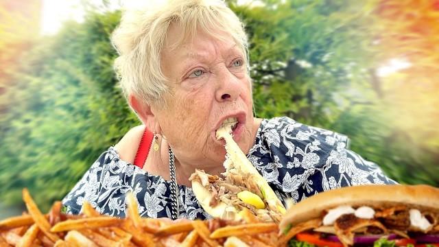 Son tout premier kebab (et sûrement son dernier)