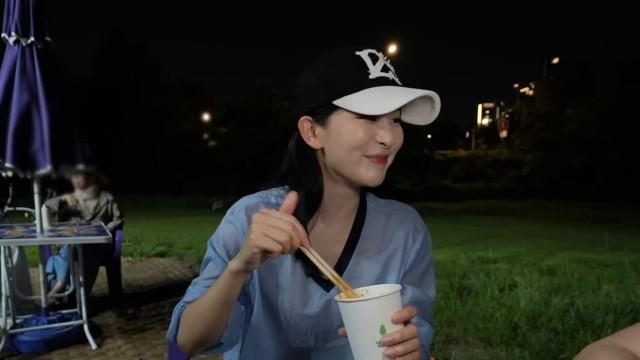Hardworking people! Lets go to the Han River | After work outing | What's in my bag