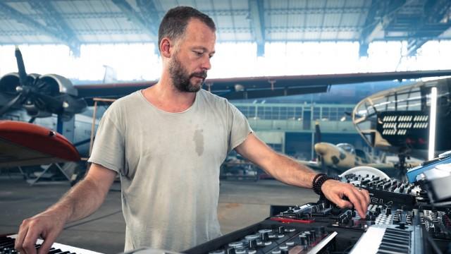 Circle of Live : Neel, Sebastian Mullaert, Vril à l'Aérodrome de Melun Villaroc