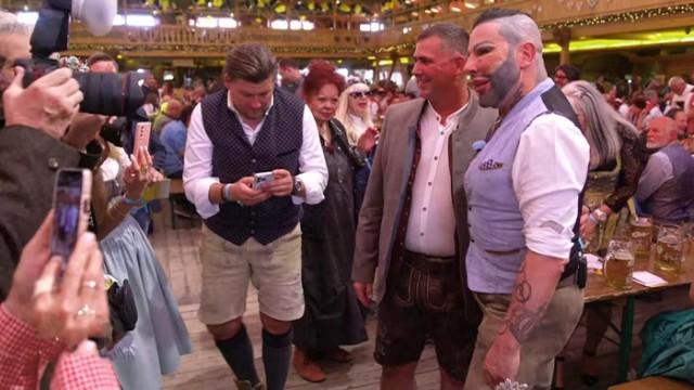 Herr Glööckler wandelt auf alten Pfaden