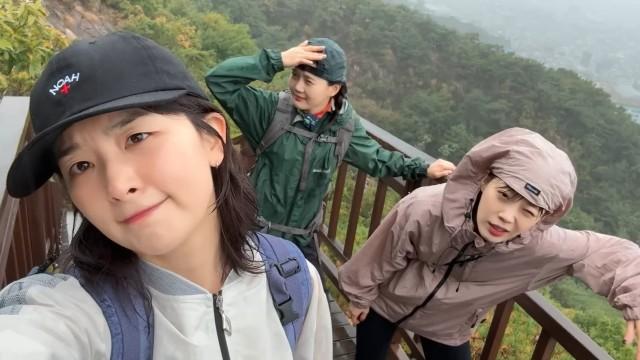 This is my first autumn like this—my first short haircut, a photo exhibition, hiking, and...