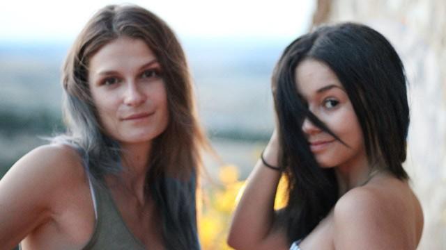 CRASH TEST COLORISTA BLEU SUR UNE BRUNE ET UNE BLONDE