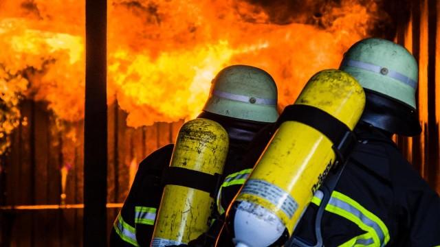 Flammen schlagen aus Laden