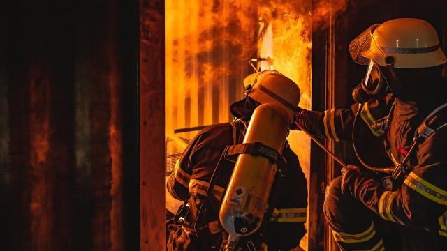 Explosionsgefahr: Tankstelle brennt