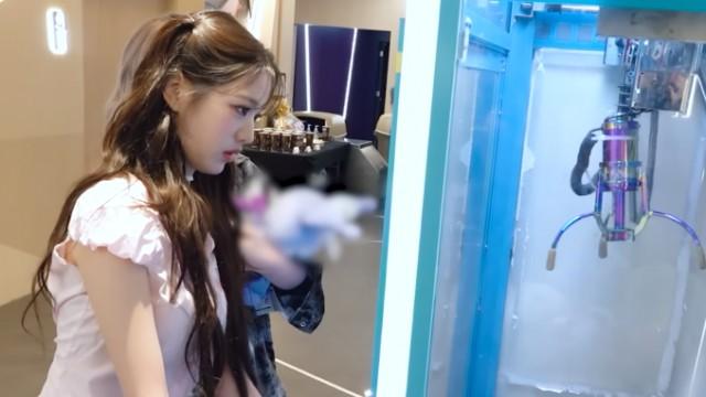 Picking Dolls in Hong Kong (with IVE)