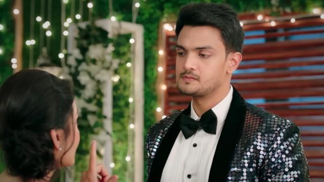 Amruta Challenges Rajiv 