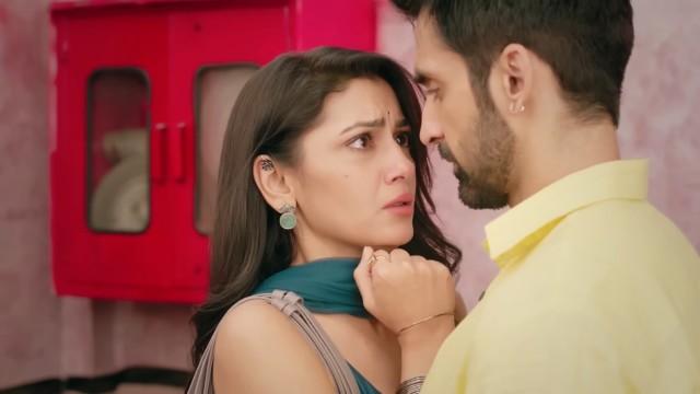 Rajiv Sets Nimi's Dupatta on Fire 