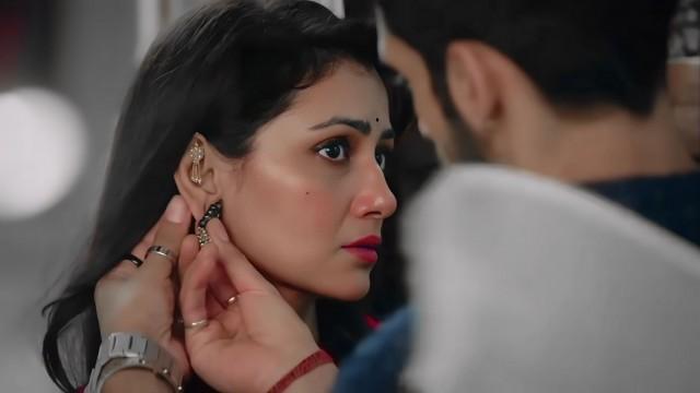 Virat Invites Amruta to Holi