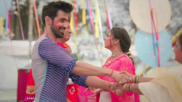 Amruta Fails to Stop Jayesh's Engagement 