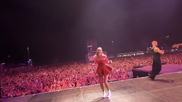 je deviens l'assistante / régisseuse d'Angèle