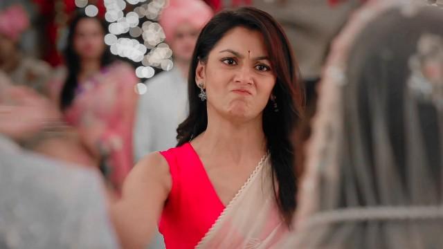 Amruta Slaps Ishika 