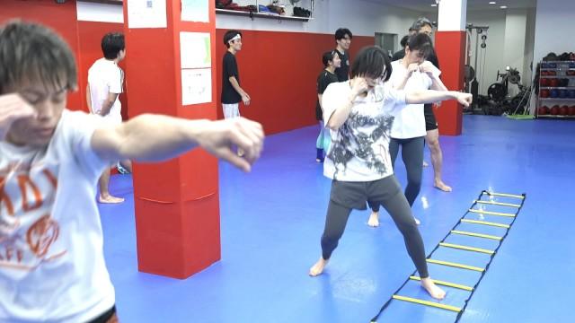 都会の格闘技ジムで