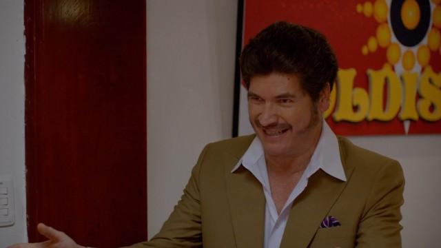 Héctor hace sus avances románticos con Daniela