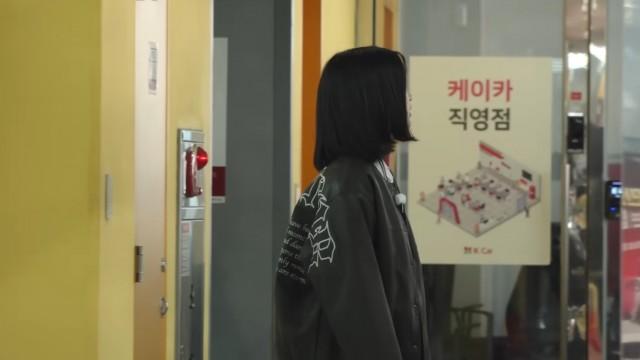 A former idol who buys and sells used cars without knowing anything about cars