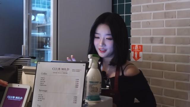 Roy Kim's former colleague is an idol turned cafe part-timer