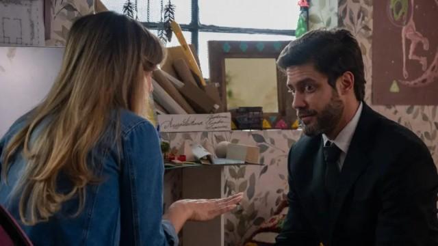 Rosmery acompaña a Andrés a buscar trabajo