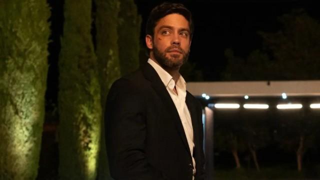 Andrés asiste a la fiesta de compromiso de Brayan