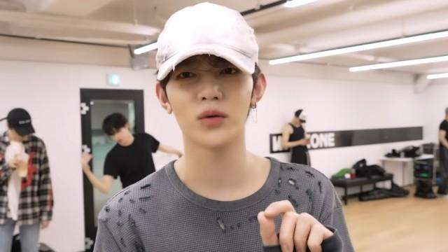 'BLUE', 'Devil Game' Dance Practice Behind