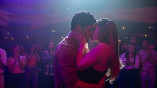 Andrés se besa con Rosmery y le confiesa sus sentimientos