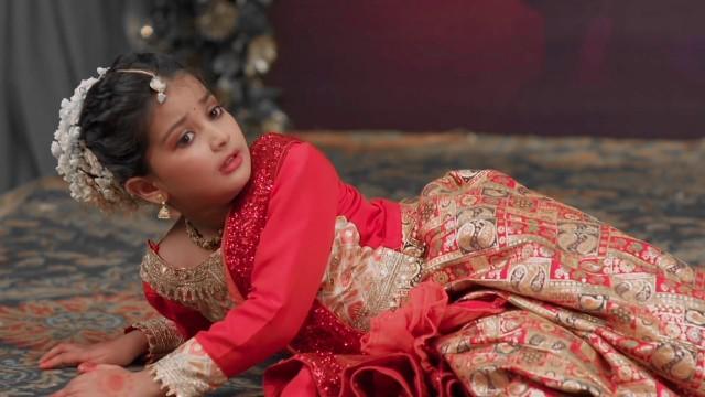 Mahira Trips on Stage 