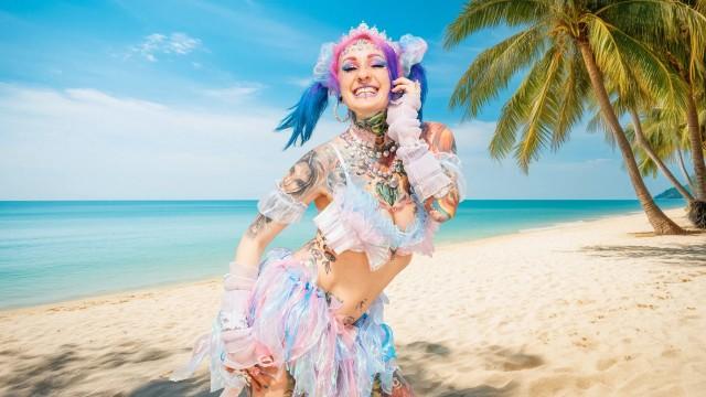 Neuzugang auf Koh Samui: Sexy Nerdin mischt die Villa auf