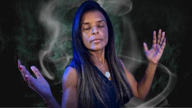 LendaCast #25 com Vandinha Lopes - Vidente toca em objetos e decifra o passado de cada item