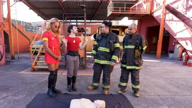 APAGANDO O FOGO DOS  BOMBEIROS