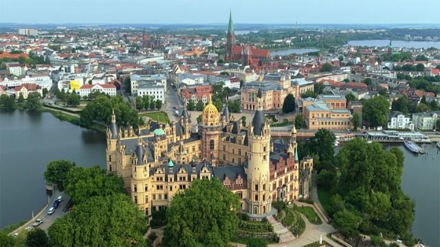 シュヴェリーンの邸宅群 〜 湖上の宝石と宮廷都市