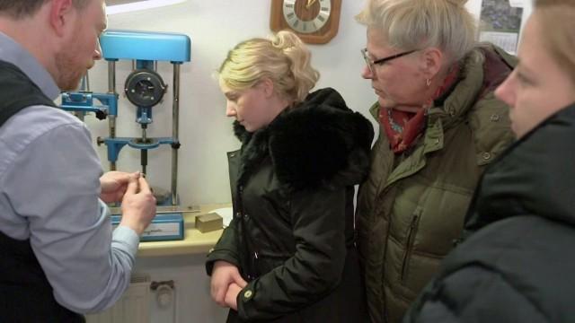 Loredana im Einsatz: Eheringe selbst graviert!