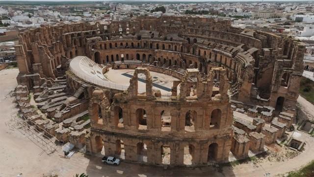 アフリカ 古代ローマの巨大建築