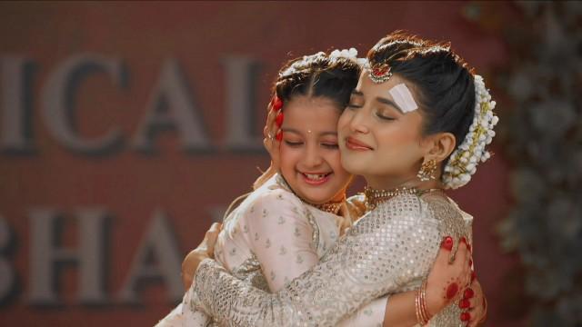 Maira Embraces Abhira