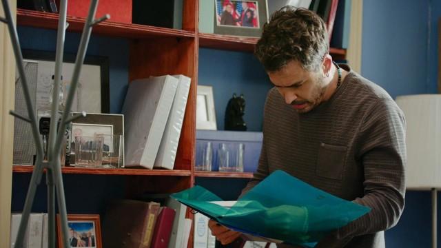 Miguel encuentra documento clave de Carlos