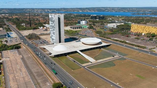 荒野に出現！夢の未来都市