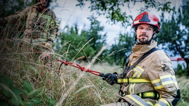 Hangrutsch - Bagger samt Fahrer möglicherweise abgestürzt